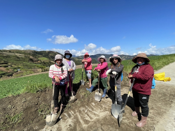 Naghahanda ang Pugo Women’s Association para sa isang clean-up operation ng kanilang napiling community sub-project